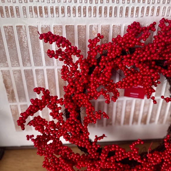 NWT Festive Red Berry Holiday Wreath - Picture 4 of 6